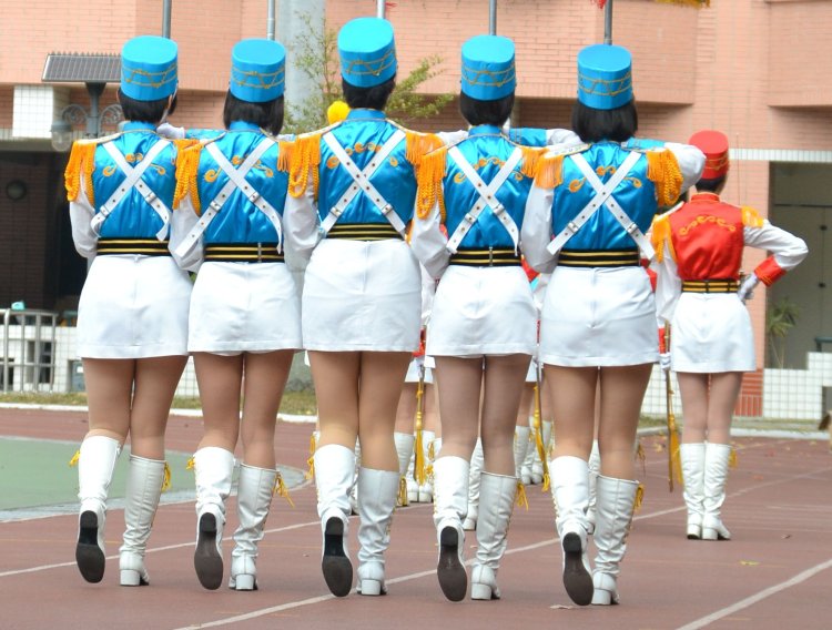 Девушки барабанщицы в коротких юбках