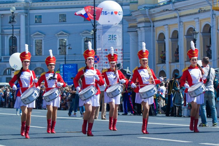 Барабанщицы на параде в Петербурге