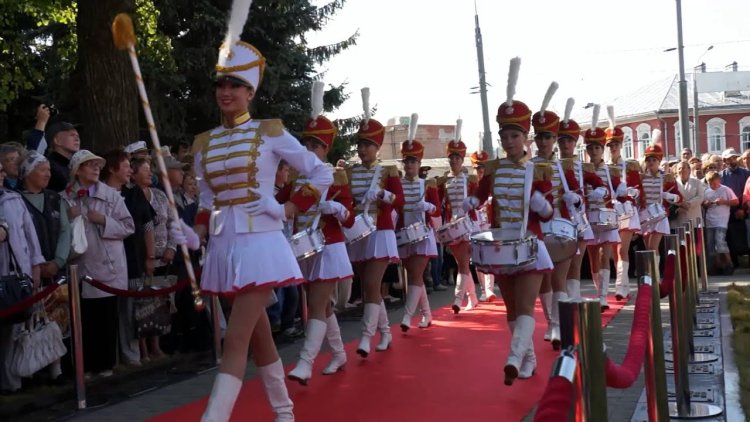 Барабанщицы в коротких юбках
