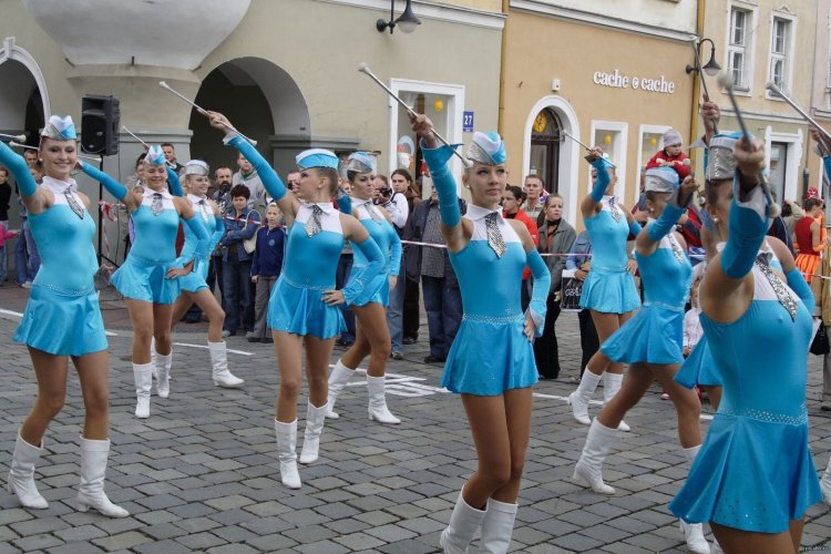 Шествие девушки