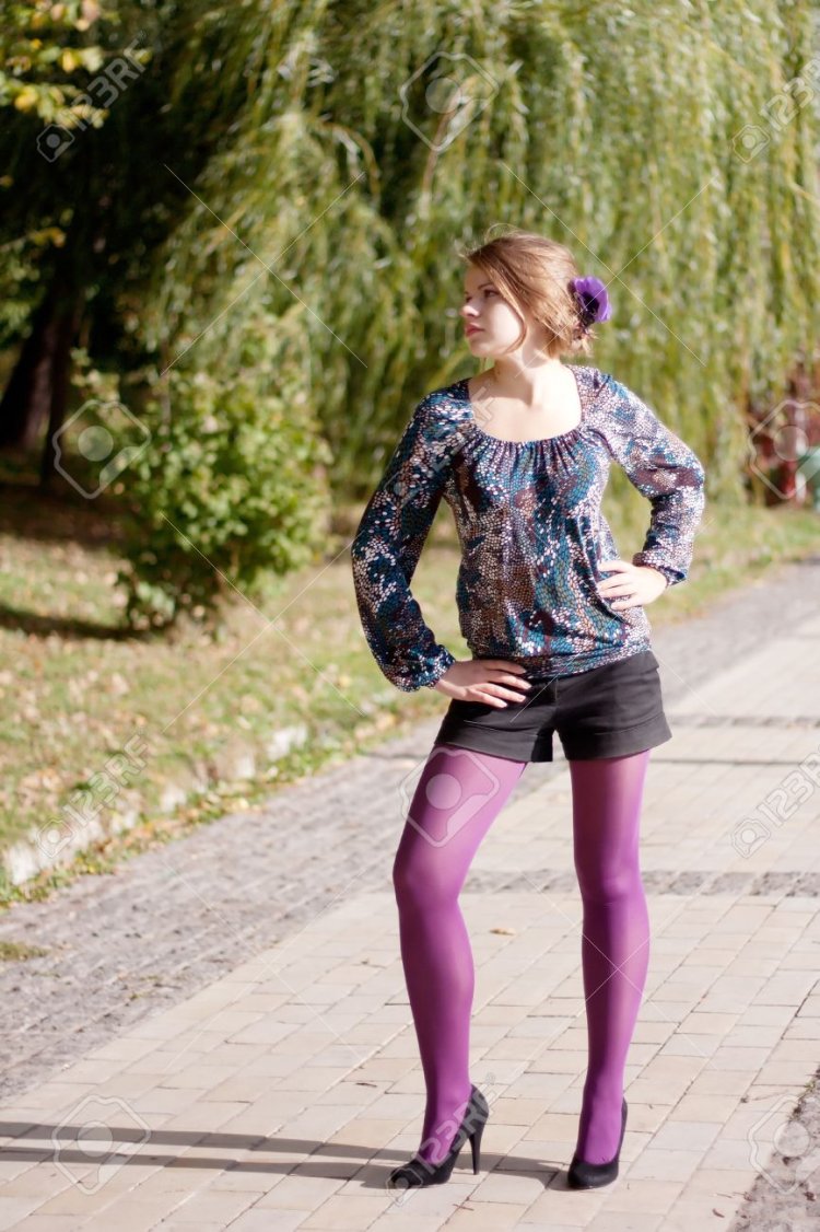 Девушки в сиреневых колготках