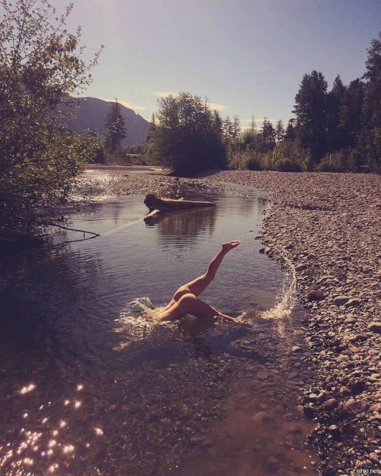 Девушки на речке