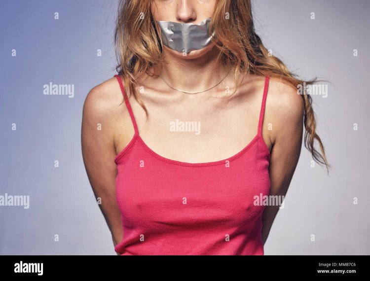 Девушка с заклеенным ртом скотчем
