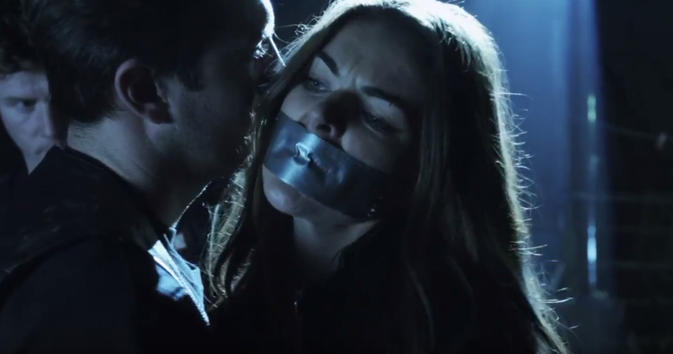 Меган Галлахер с заклеенным ртом