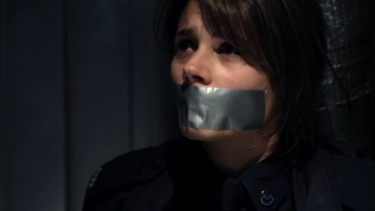 Мисси Перегрим связанная скотчем