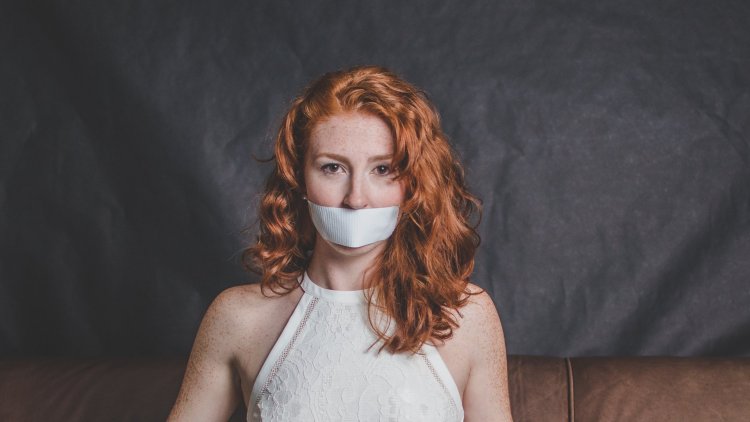 Девушка с заклеенным ртом