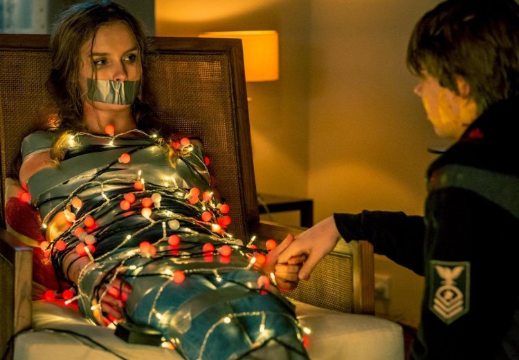 Оливия ДЕДЖОНГ заклеенным ртом