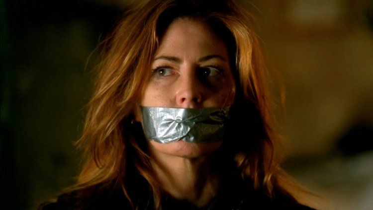 Меган Галлахер с заклеенным ртом