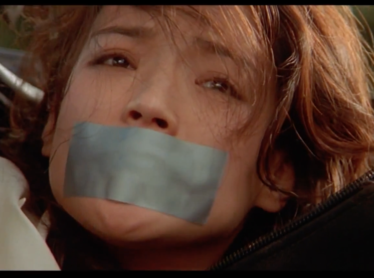 Джессика Альба с заклеенным ртом