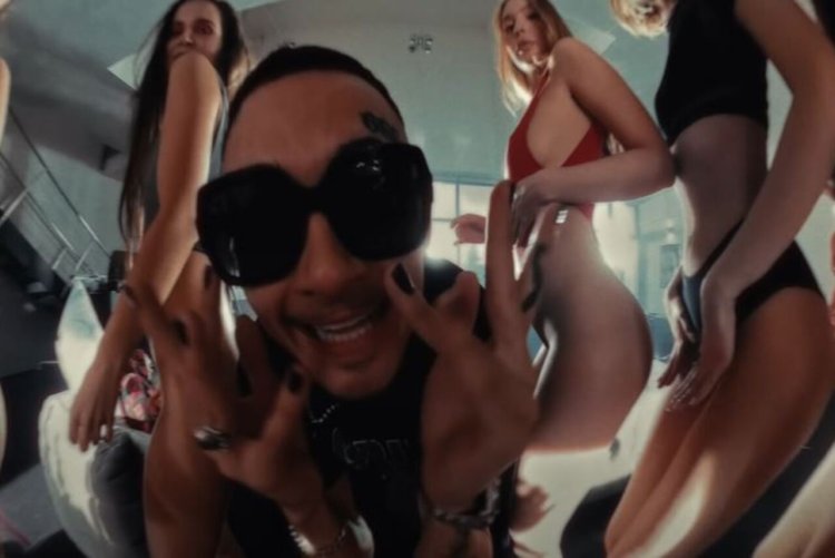 Девушки из клипа МОРГЕНШТЕРНА Кристалл