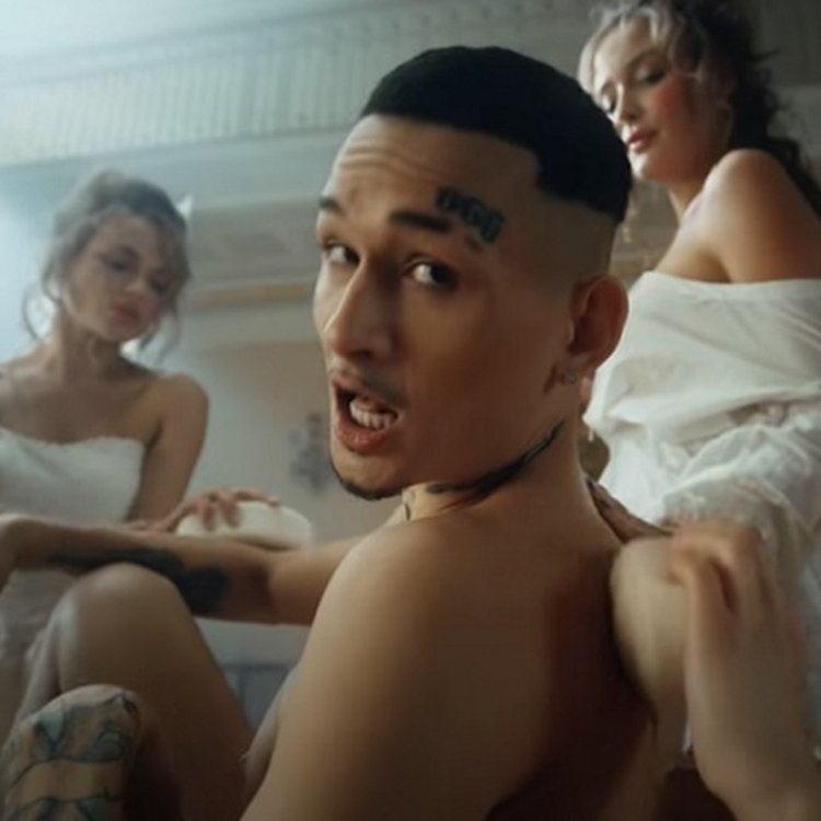 Алина Иордан в клипе МОРГЕНШТЕРНА