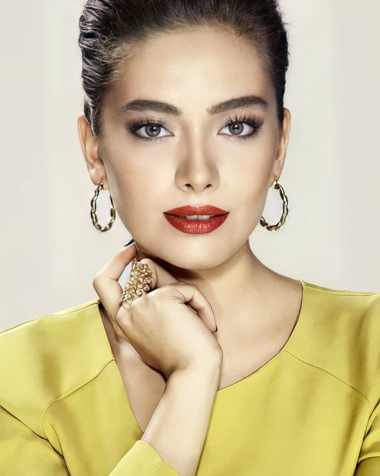 Актриса Неслихан Атагюль