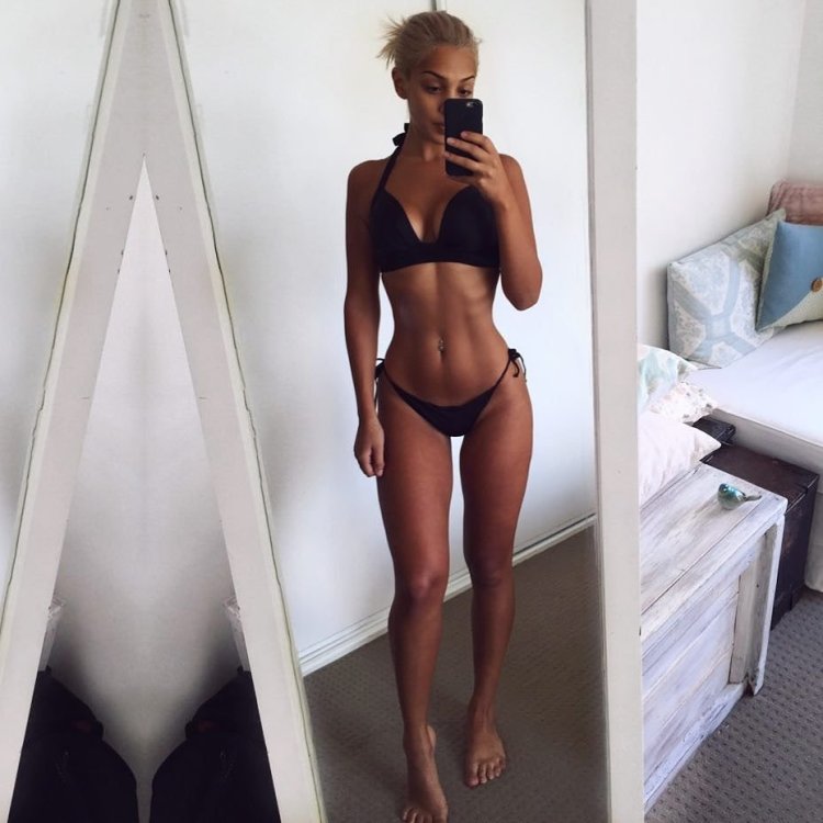 Стройные девушки с тонкой талией