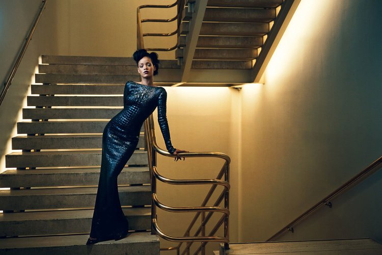 Девушка на лестнице Vogue