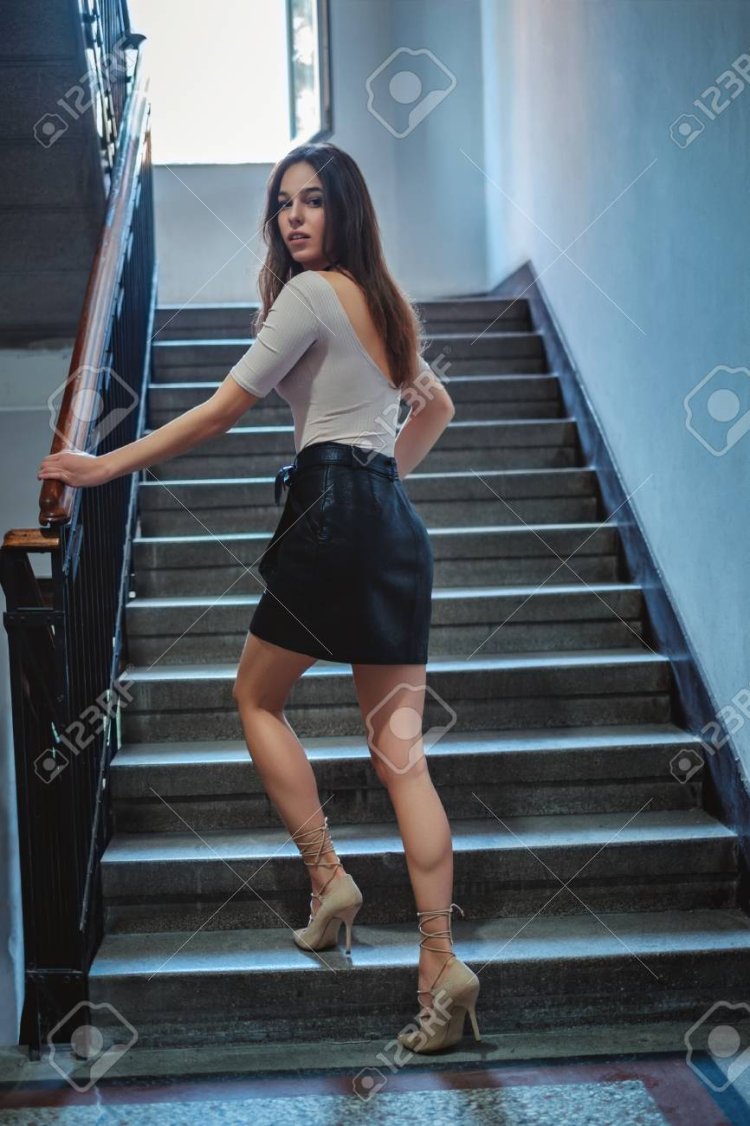 Девочки в юбочках на лестнице