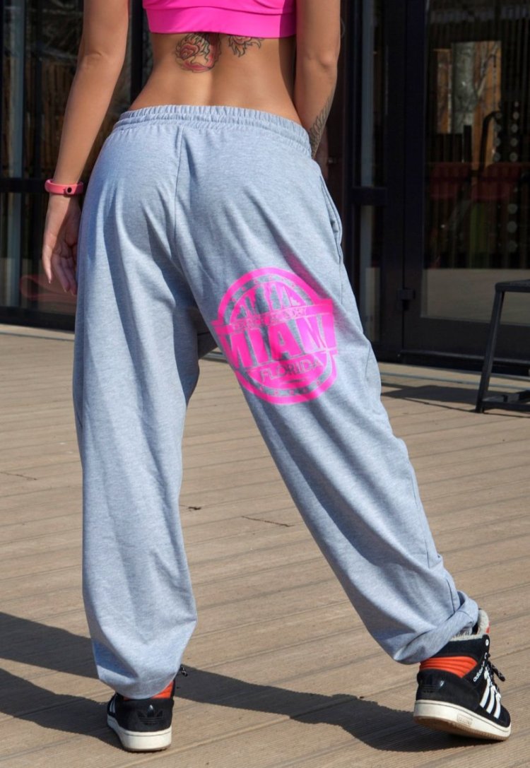 Девушки в спортивных штанах