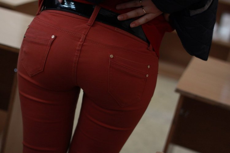 Красивая попа в брюках