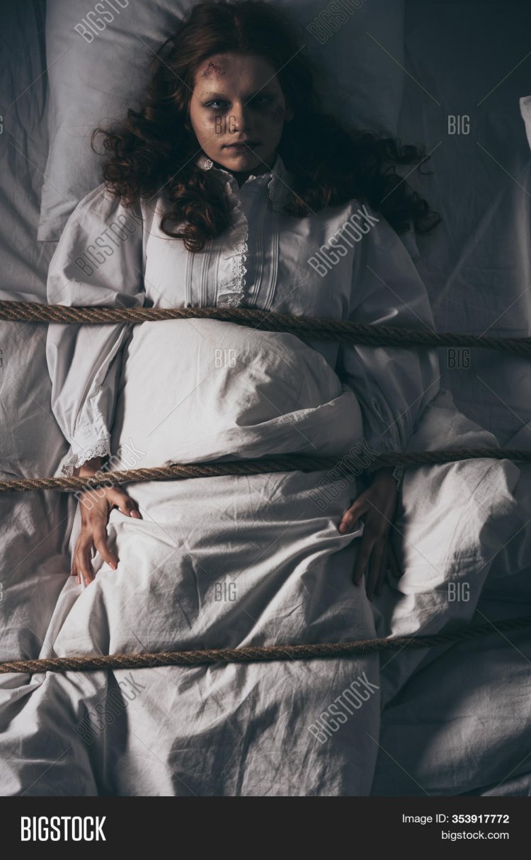 Связанная на кровати