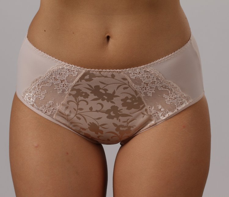 Взрослые женщины в белых трусах