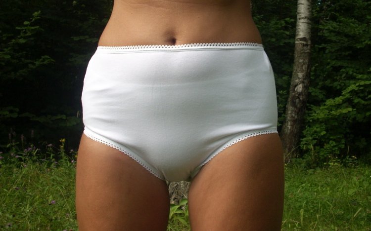Женщины в больших белых трусах