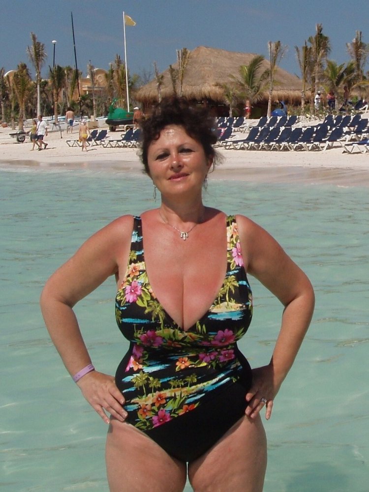 Пожилые в купальниках