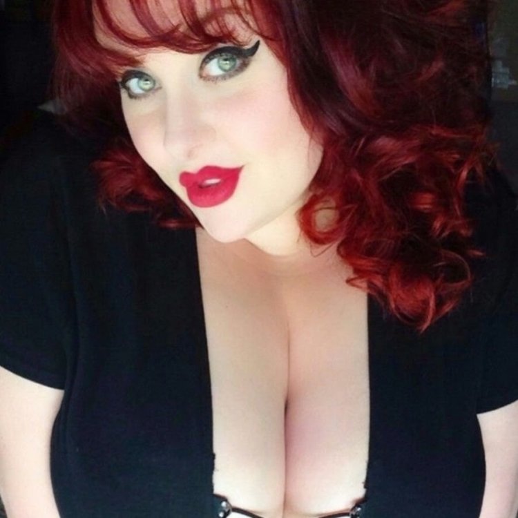 Зрелая с красными волосами