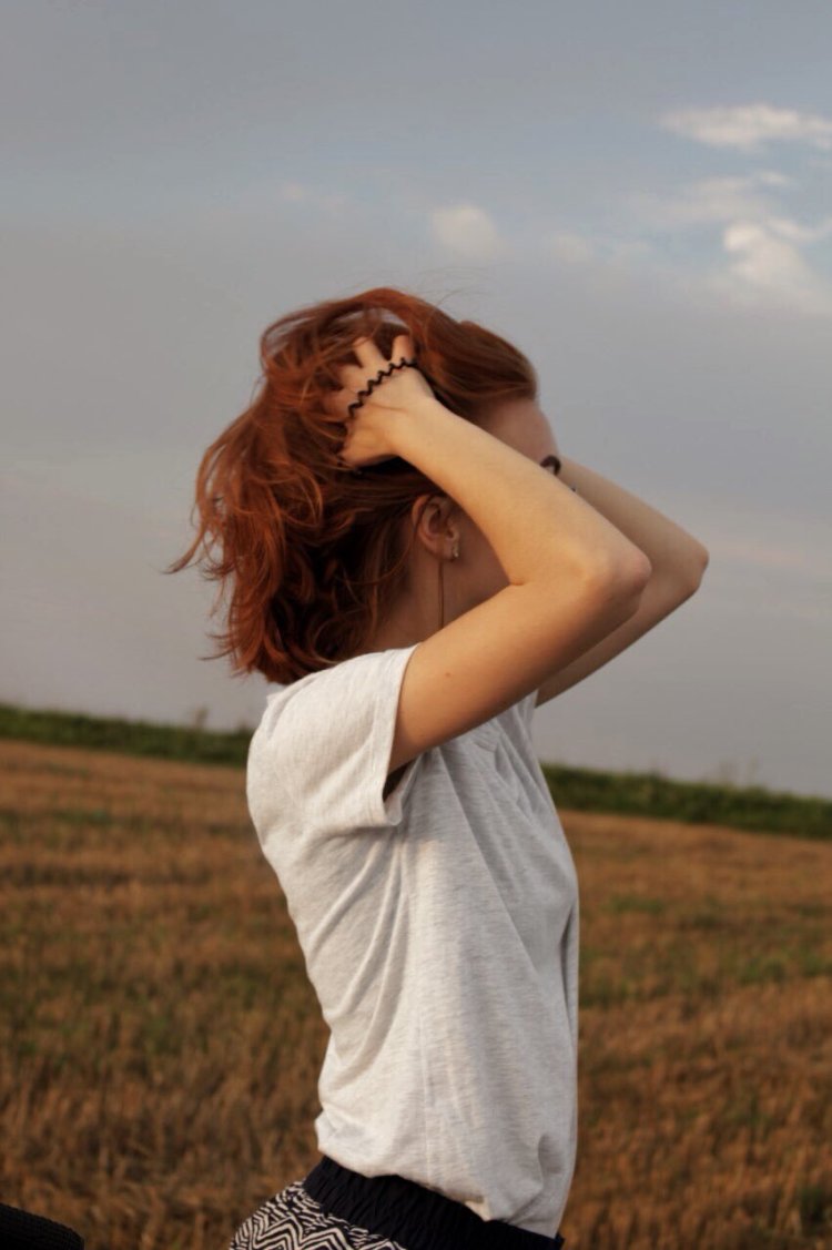 Рыжая девушка со спины