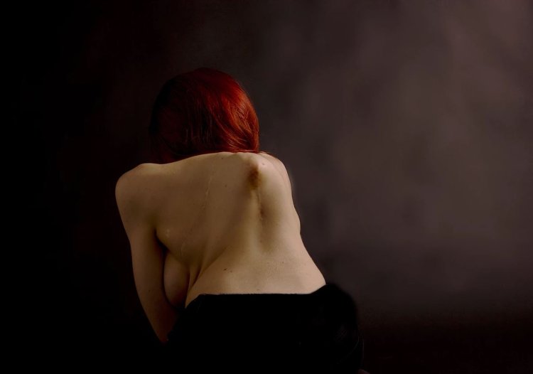 Рыжая девушка с каре со спины