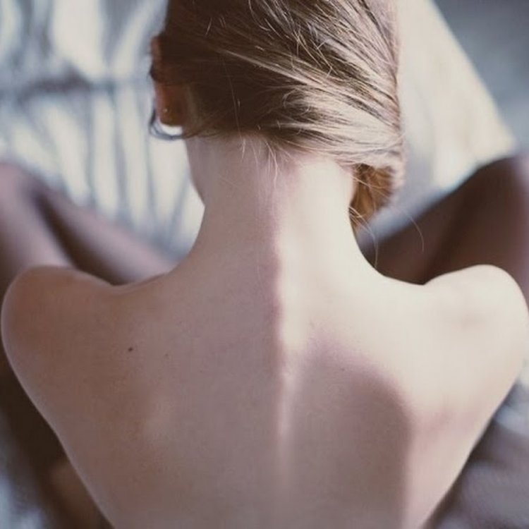 Шея девушки