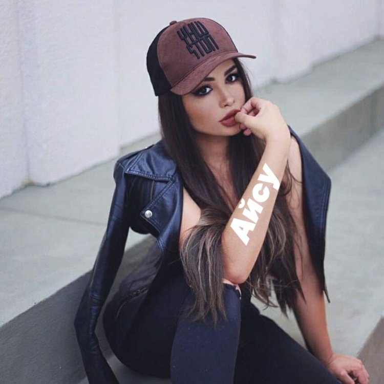 Красивые девушки в бейсболках