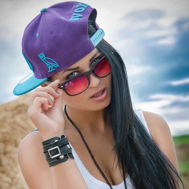 Девушка в кепке