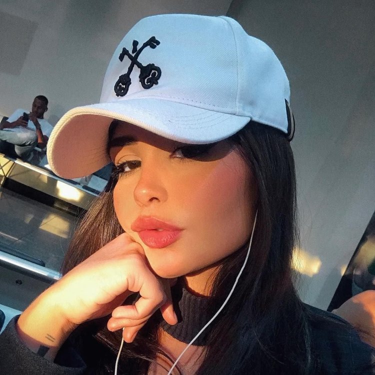 Красивая девушка в кепке