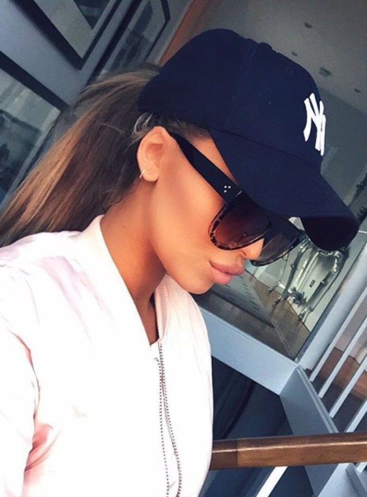 Красивые девушки в бейсболках