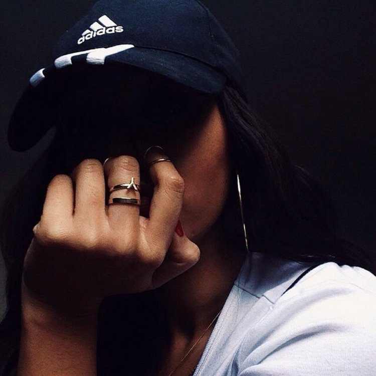 Брюнетка в черной бейсболке