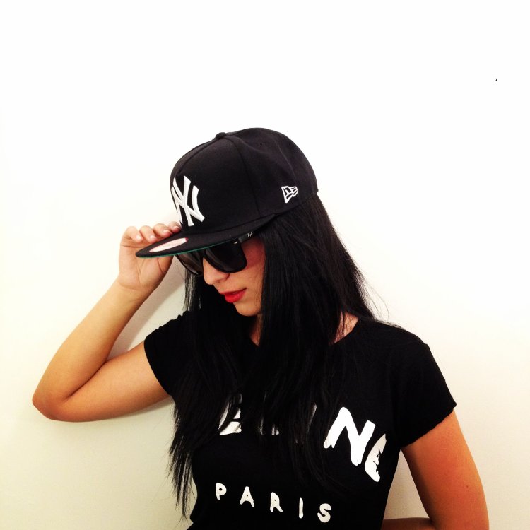 Девушка брюнетка в кепке