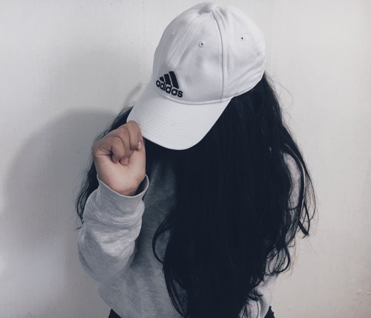 Девушка брюнетка в кепке