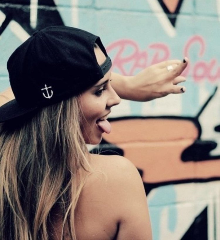 Красивая девушка в кепке