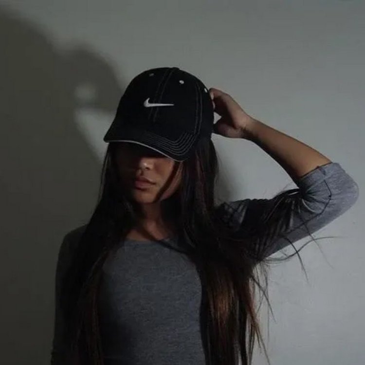 Девушка в черной кепке