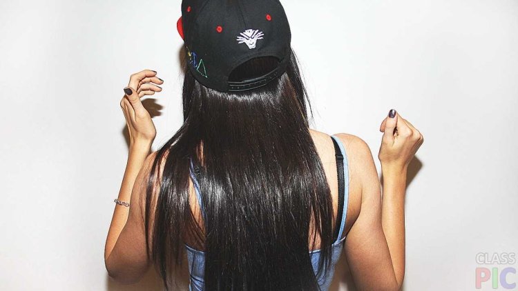 Брюнетка длинным хвостом в кепке