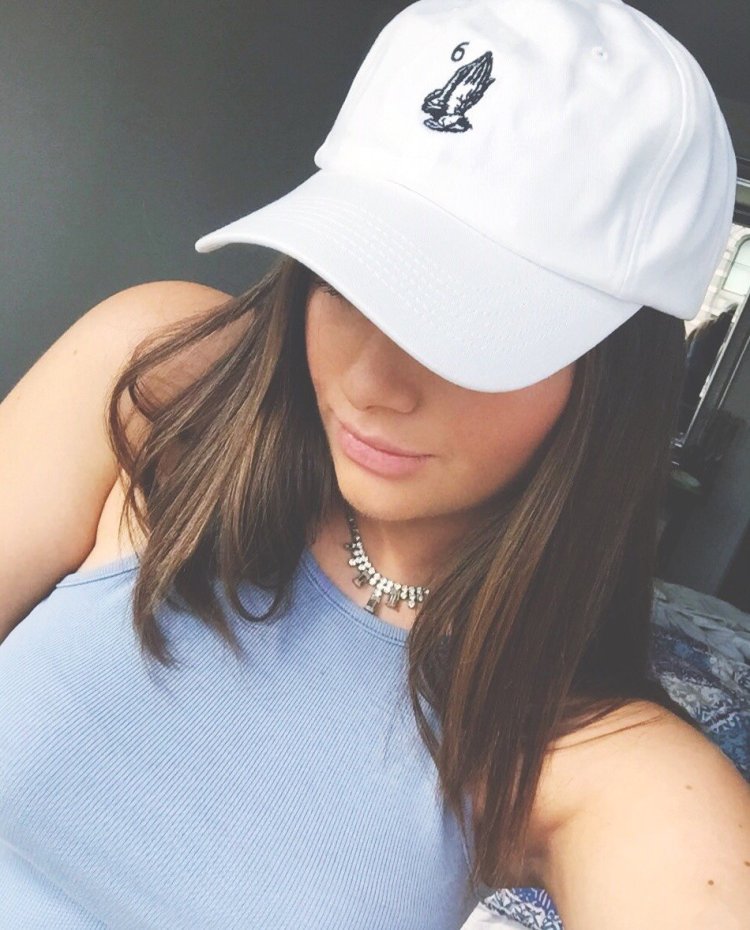 Девушка в бейсболке