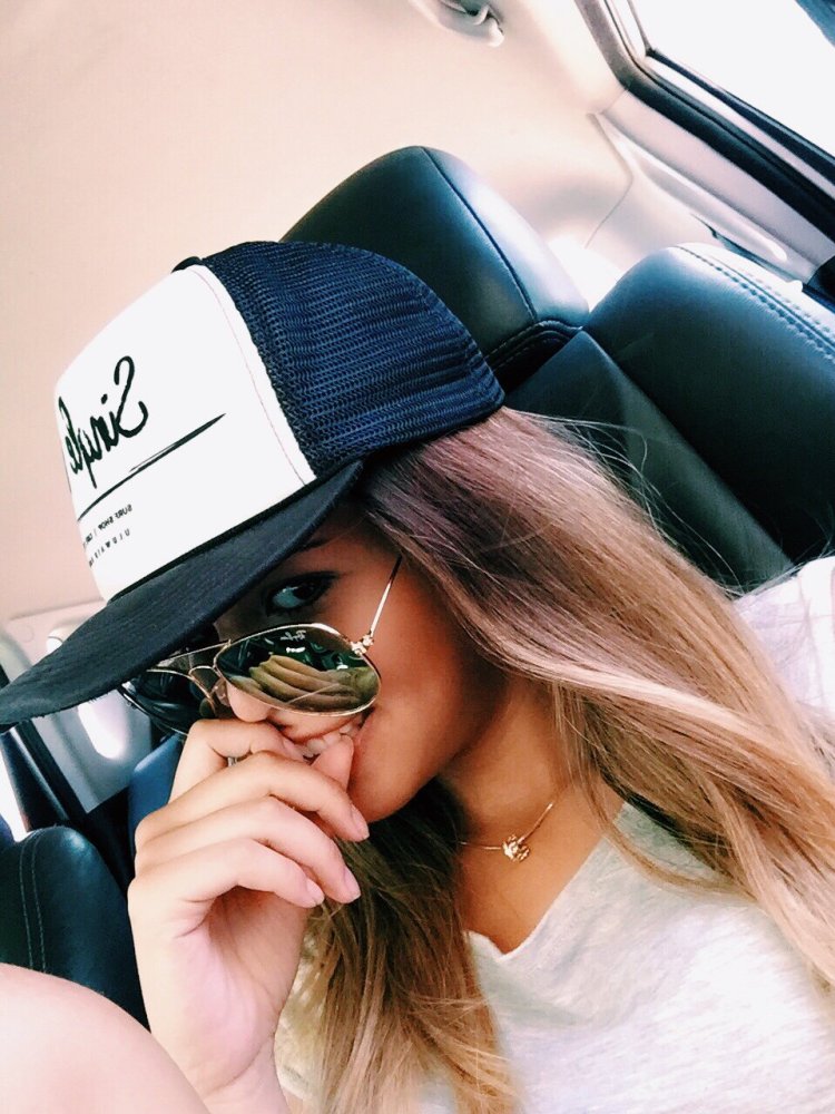 Девушка в кепке