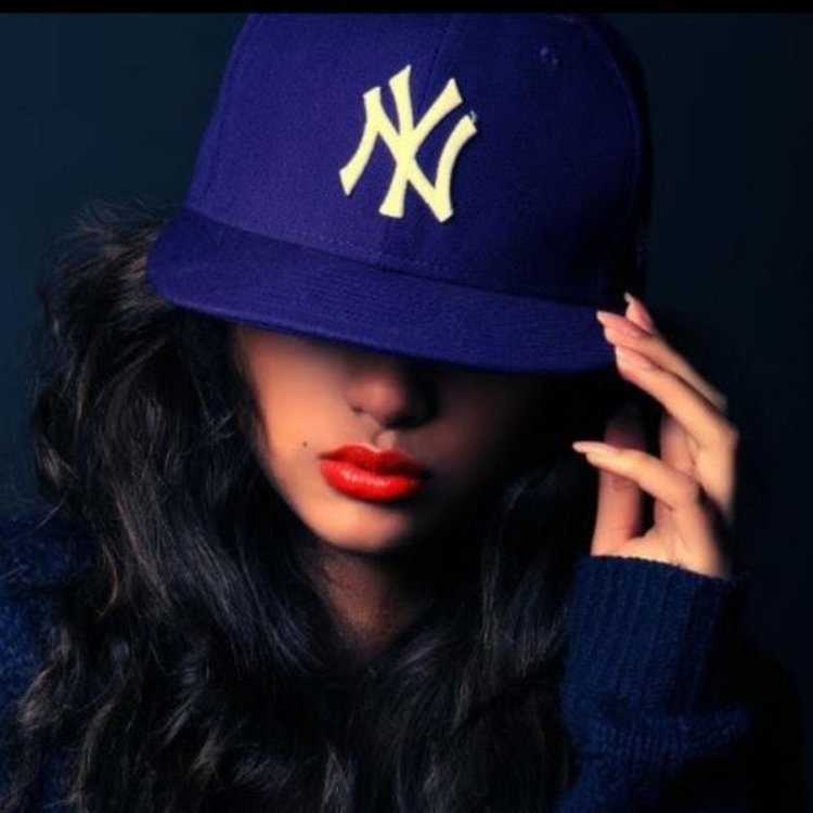 Красивые девушки в бейсболках