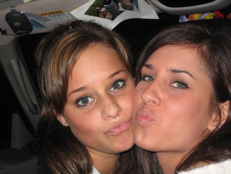 Утиный носик у девушки