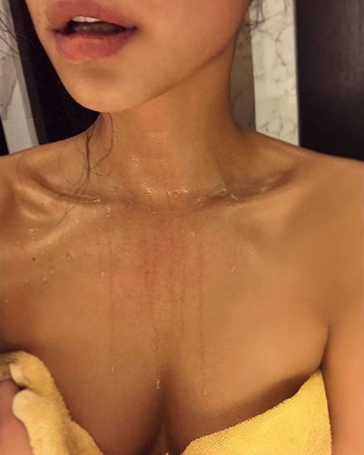 Женская оголённая шея