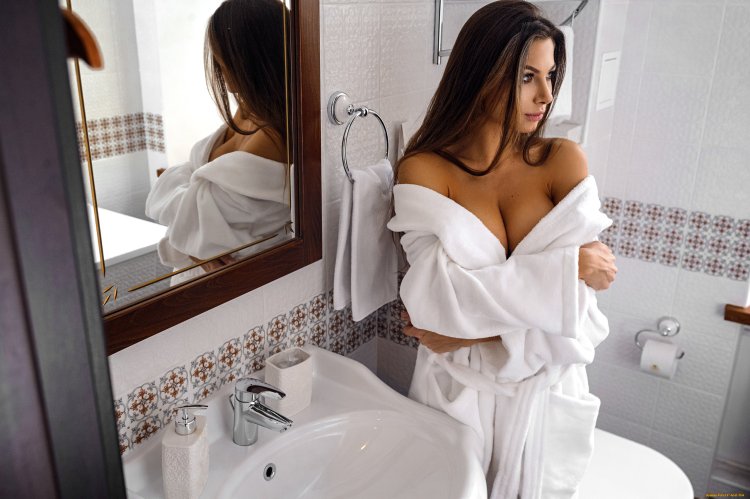 Красивая девушка в ванной комнате