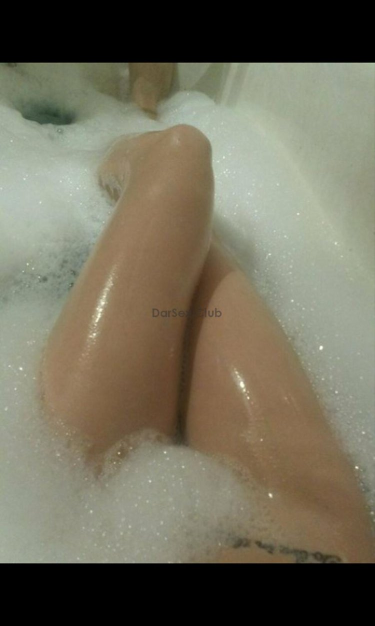 Женское тело в ванной