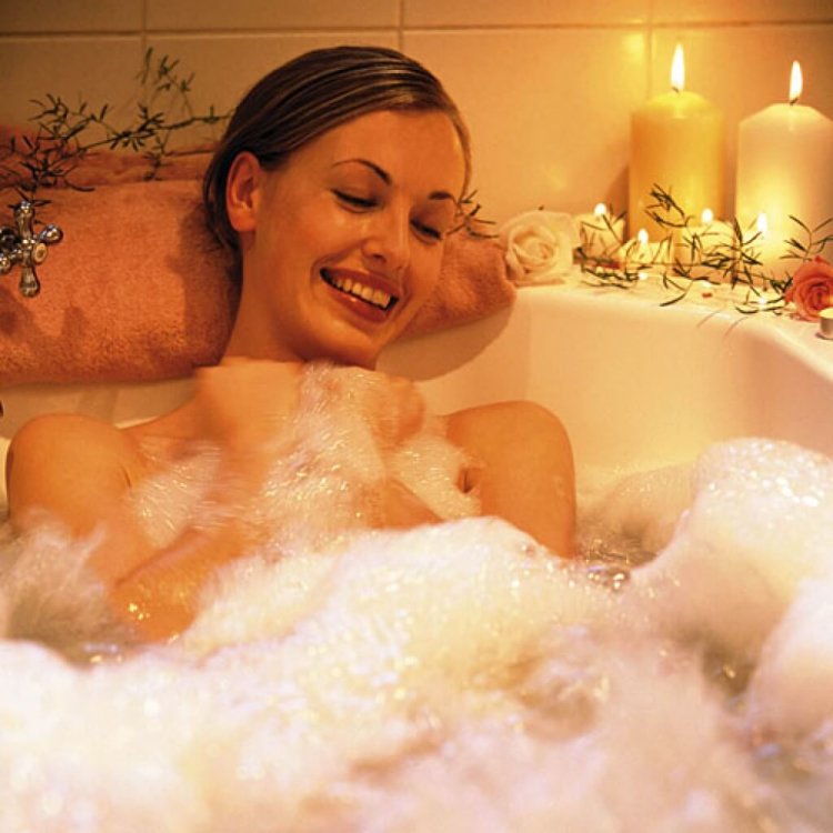 Красивая девушка в ванной