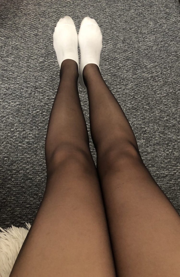 Ножки в белых носочках частное