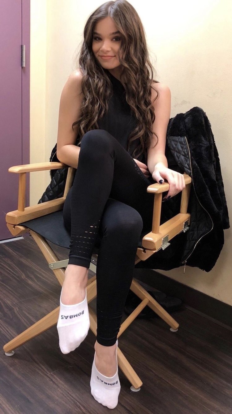 Хейли Стайнфелд в носках