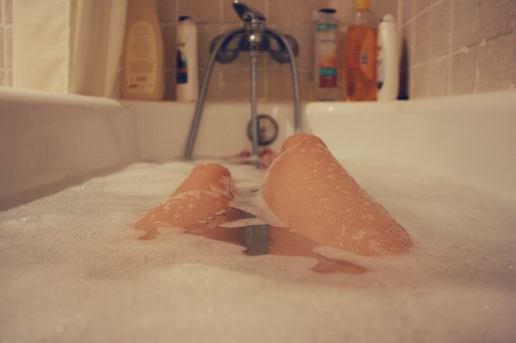 Ноги в ванной